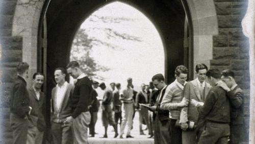 长途步行, 信誉最好的网投十大平台(哈特福德, CT):外景:贾维斯和威廉姆斯拱门连接到顶峰街. 大约在1935年